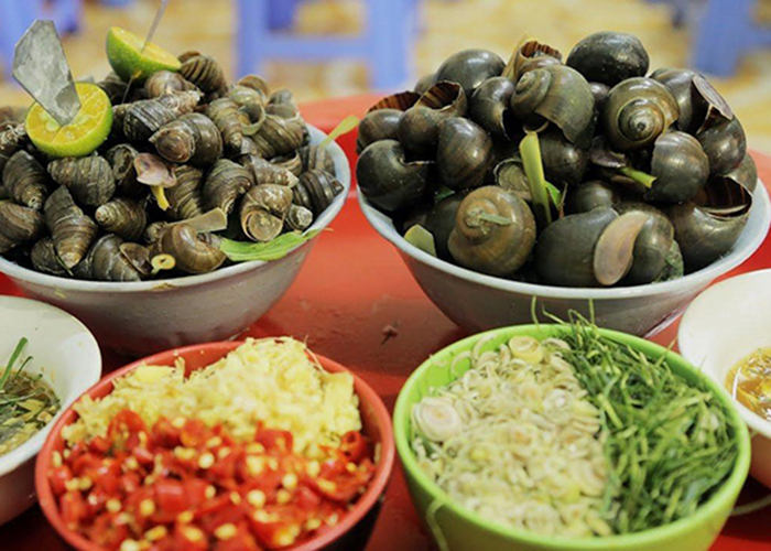 Delicious snail restaurant in Hanoi with Thuy Khue boiled snails