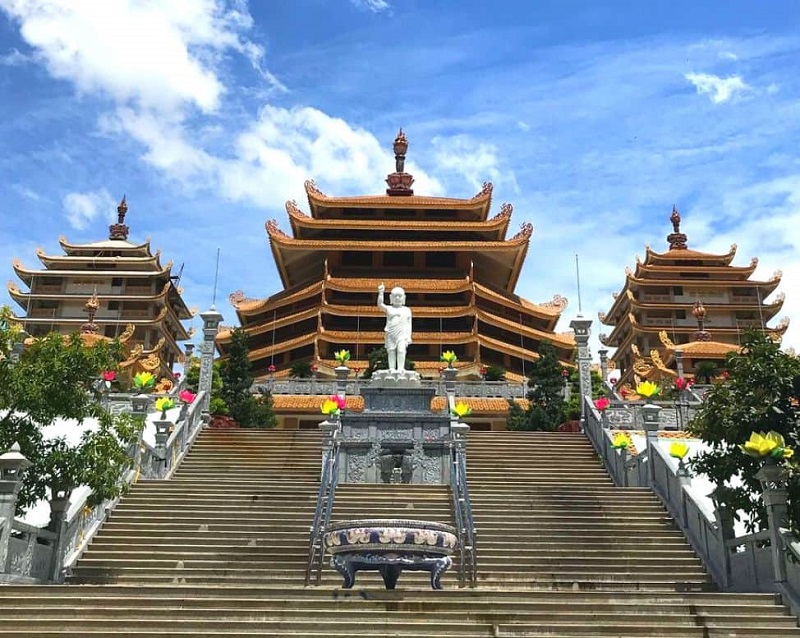 Minh Dang Quang - the temple with 4 famous records